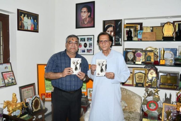 ‘अनकहे लम्हे‘ पुस्तक का प्रो.वसीम बरेलवी ने किया विमोचन
