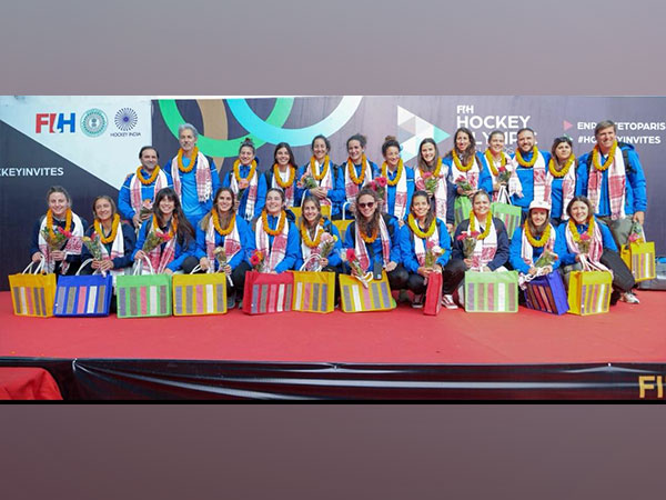माथे पर दुपट्टा रख, भगवान जगन्नाथ के समक्ष माथा टेकने पहुंची इटली की टीम