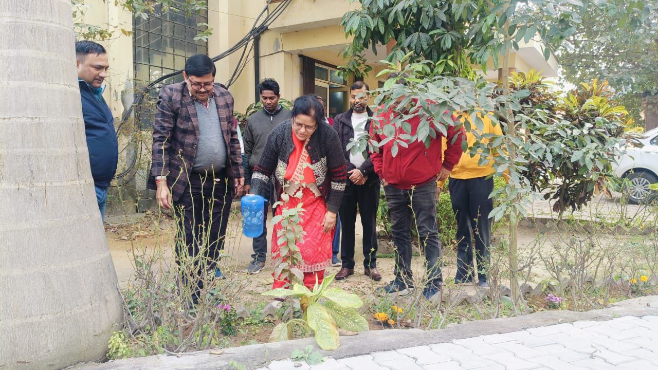बरेली: अपर निदेशक चिकित्सा ने किया अटल बिहारी वाजपेयी की 100 वीं जयंती पर पौधारोपण