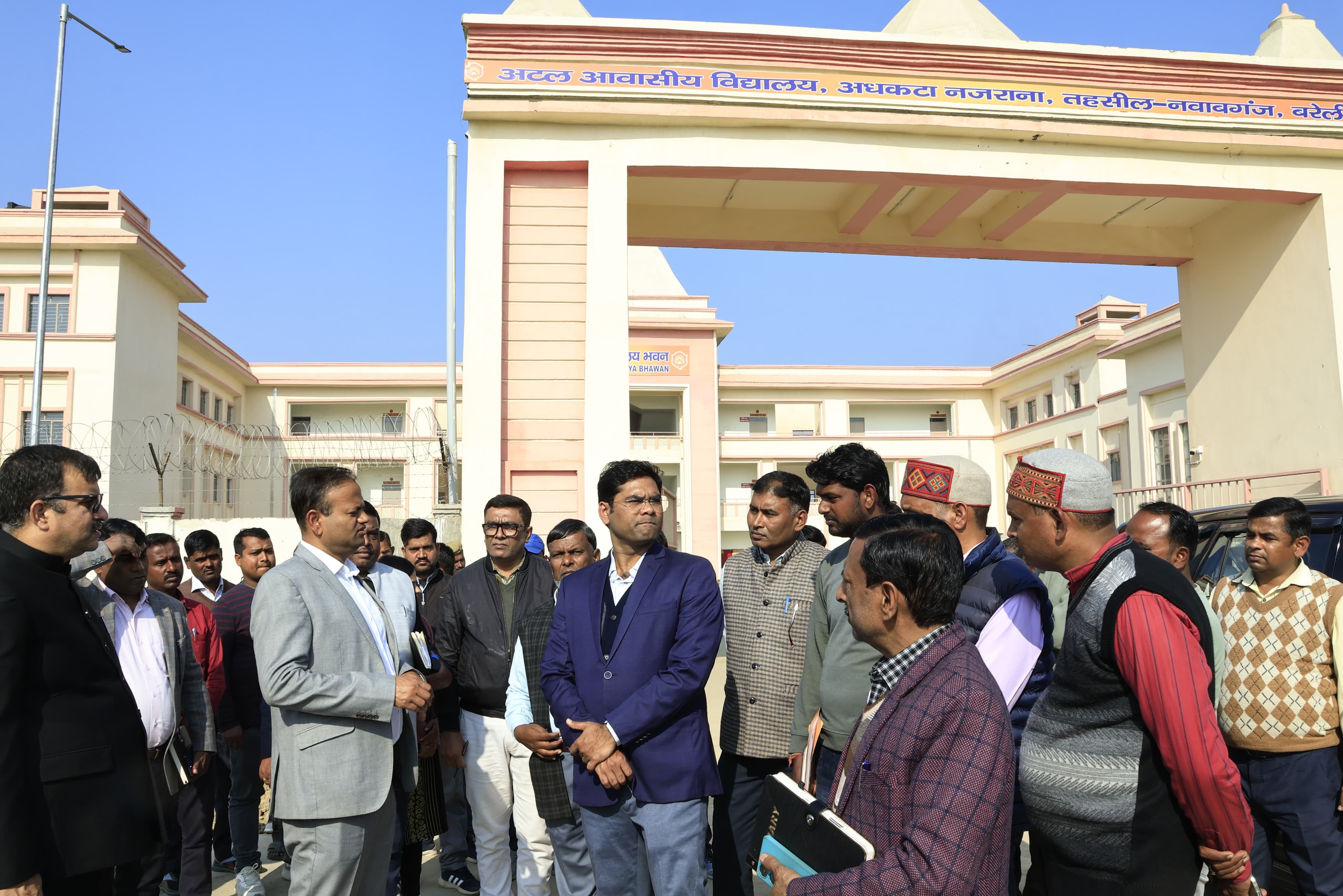 जिलाधिकारी ने अटल आवासीय विद्यालय का किया निरीक्षण