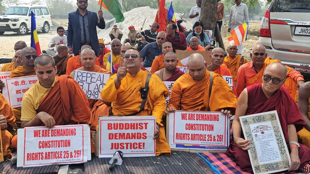 Bodhgaya: महाबोधि महाविहार मुक्ति आंदोलन भूख हड़ताल का 19 वां दिन, भिक्षुओं की गिरफ्तारी पर पुलिस पर भड़के आकाश लामा