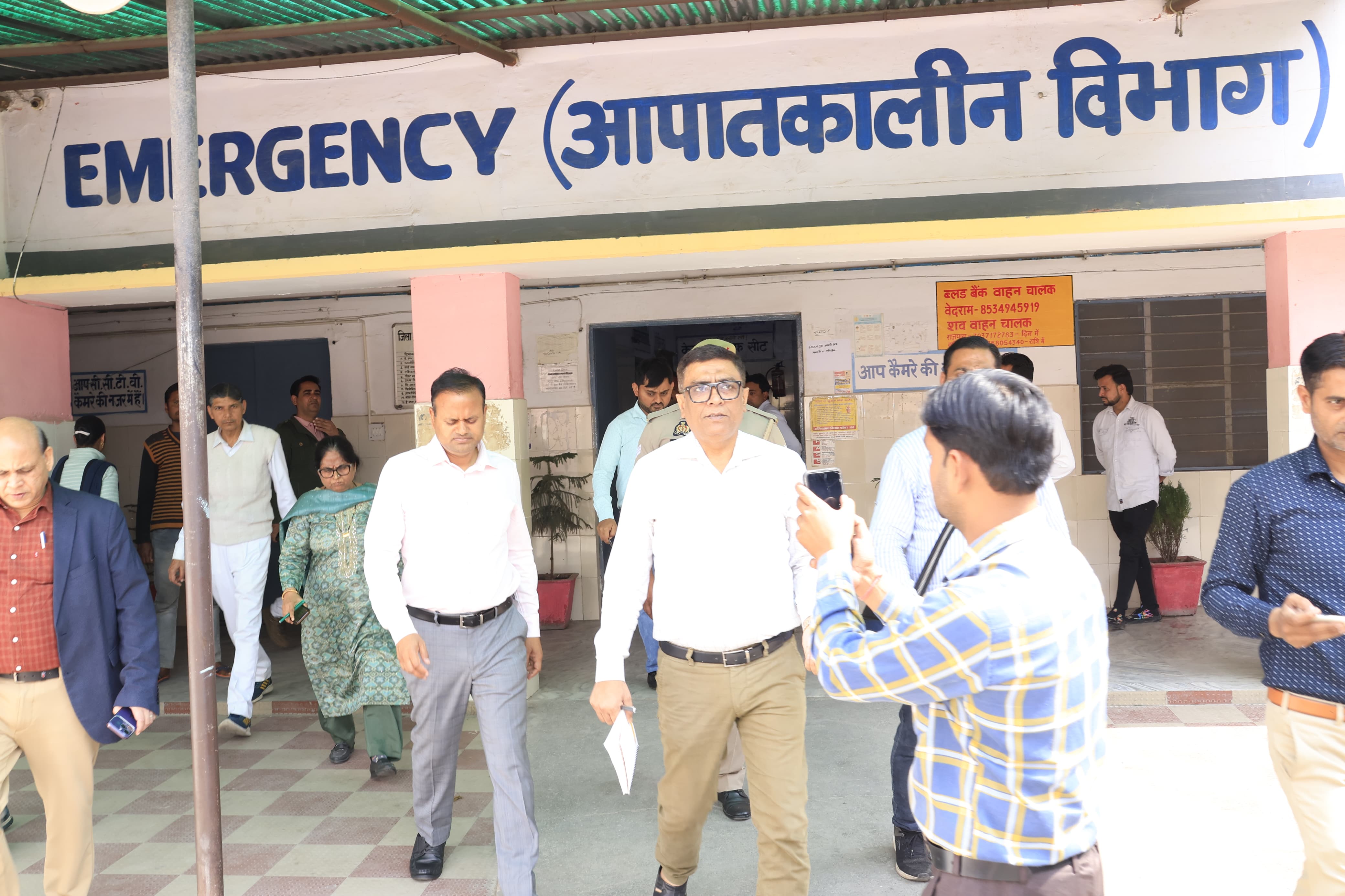 बरेली जिलाधिकारी ने जिला अस्पताल का किया औचक निरीक्षण।