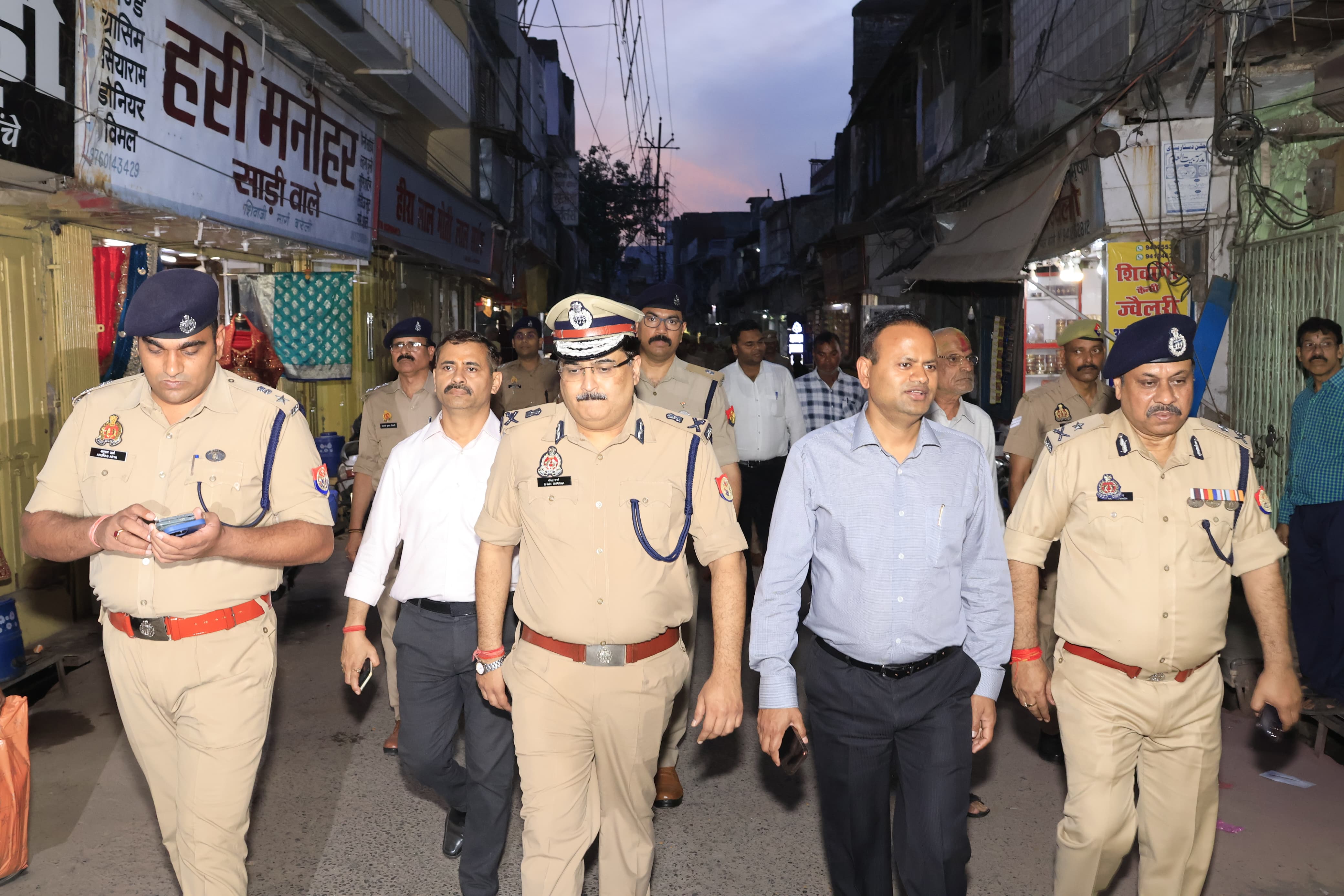 अपर पुलिस महानिदेशक, पुलिस महानिरीक्षक, जिलाधिकारी व वरिष्ठ पुलिस अधीक्षक ने पूरे दल बल के साथ नगर में किया फ्लैग मार्च।