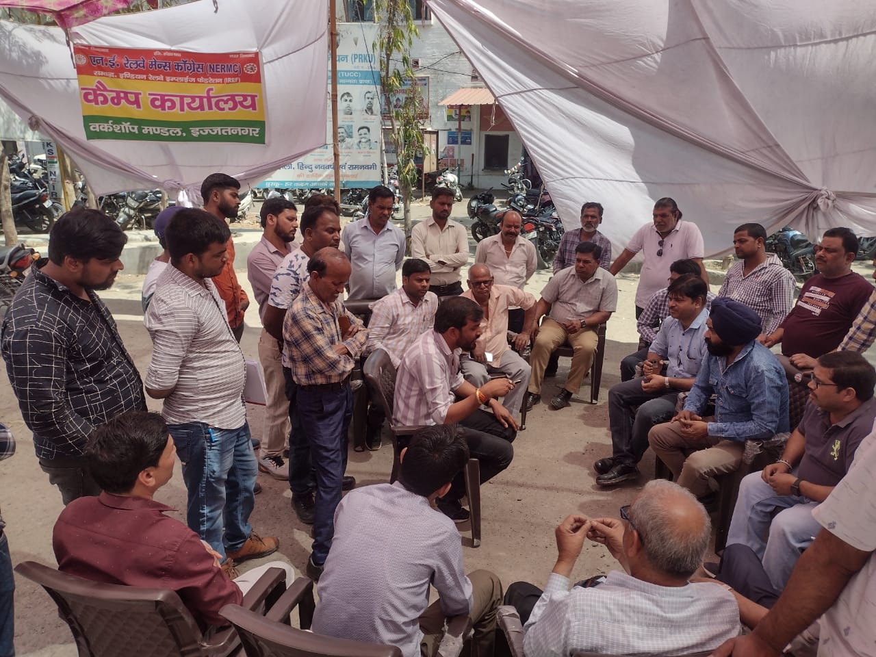 बरेली: सत्रहवें दिन भी नहीं मिला कार्यालय – तम्बू में ही जारी महत्वपूर्ण बैठकों और सुनवाई का दौर