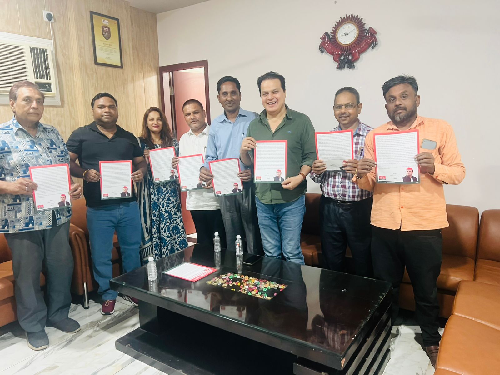 बरेली: सपा नेता अनीस वेग द्वारा PDA की चर्चा कई जगह आयोजित की ,लोगो को किया जागरूक 