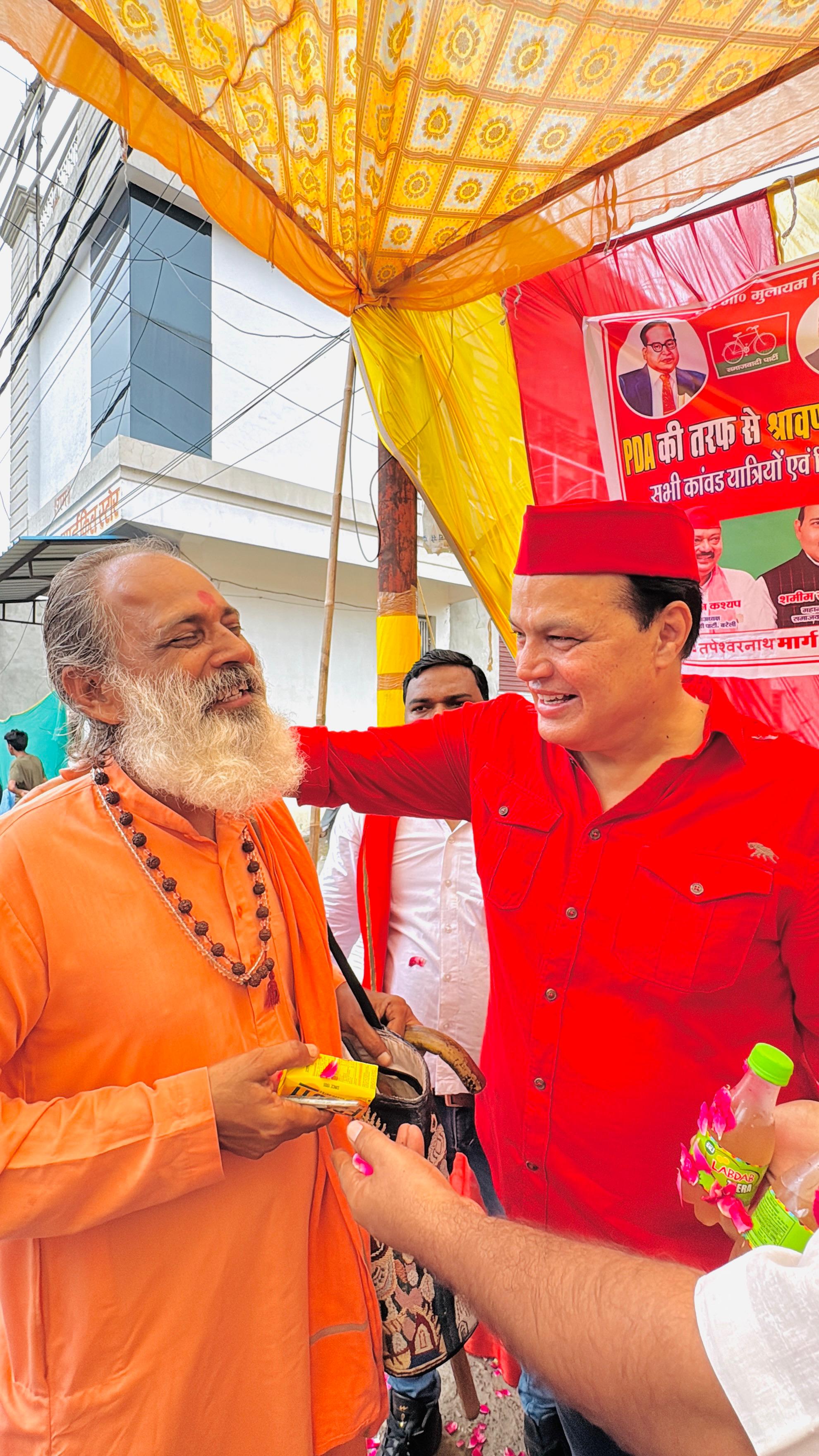 बरेली: सावन के तीसरे सोमवार पर सपा नेता डॉ. अनीस बेग ने किया कावड़ियों का भव्य स्वागत