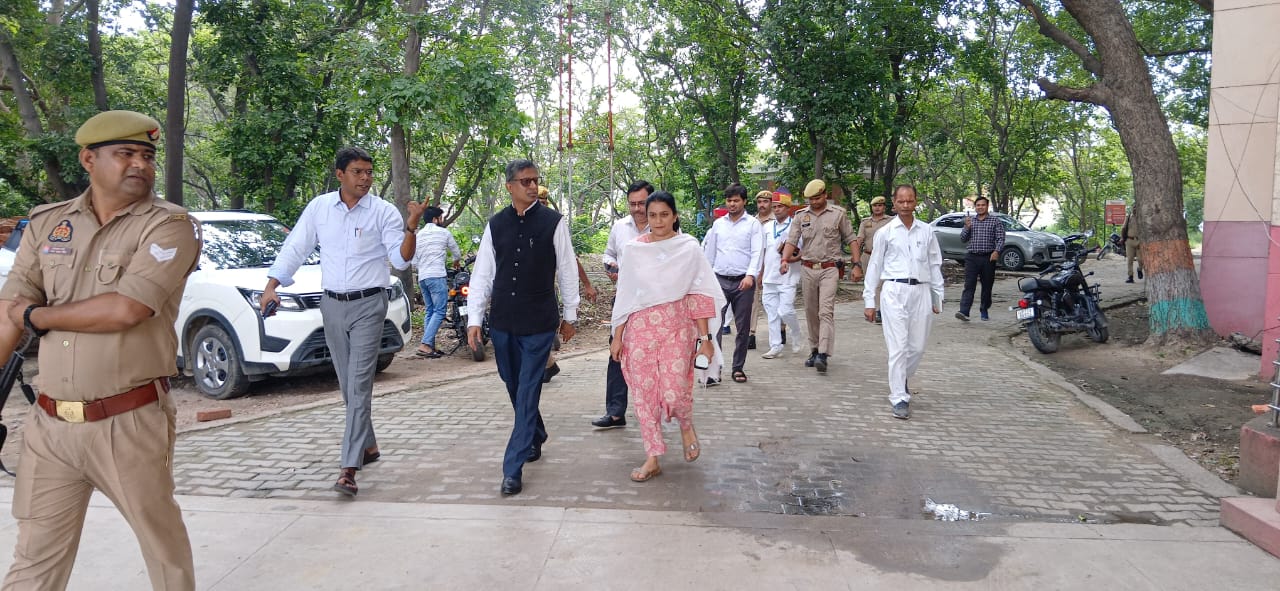 कानपुर: जिलाधिकारी ने कलेक्ट्रेट के विभिन्न कार्यालयों का किया निरीक्षण, स्वच्छता एवं पत्रावलियों के समुचित रखरखाव हेतु दिए निर्देश