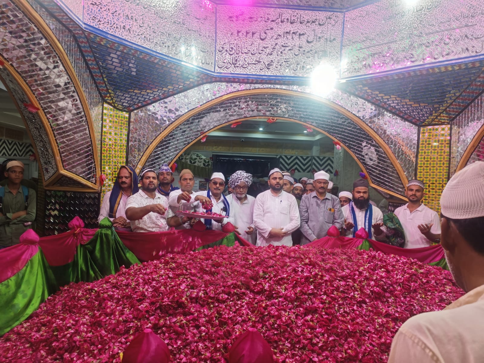 बरेली:  उर्स-ए-रजवी  के मौक़े पर भीम आर्मी और आजाद समाज पार्टी ने दरगाह आला हजरत पर चादरपोशी और गुलपोसी की 