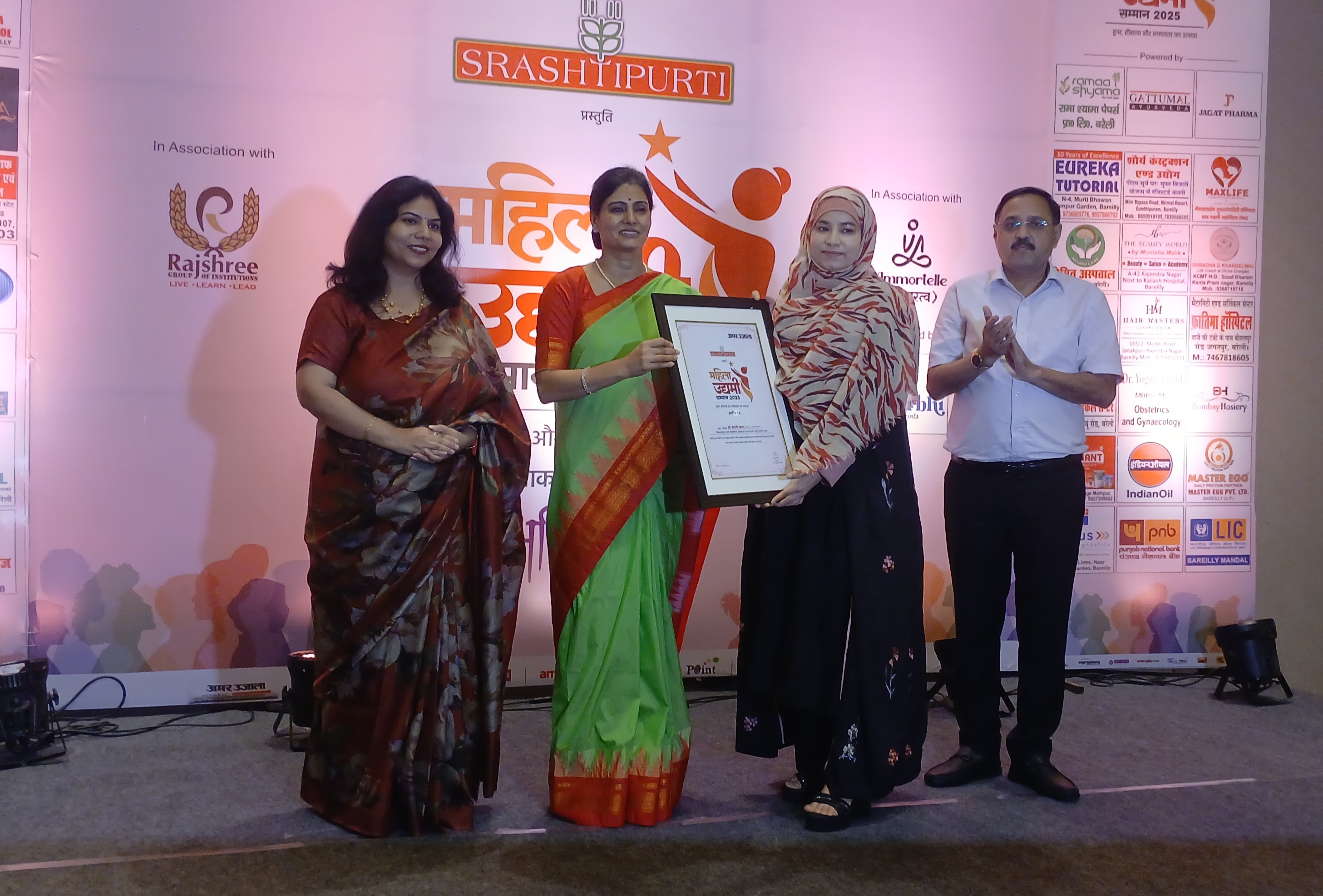 बरेली: महिला उद्यमी सम्मान में मेक्सा लाइफ की डायरेक्टर एवं प्रसिद्ध गायनोकॉलजिस्ट डॉ. फहमी खान का सम्मान