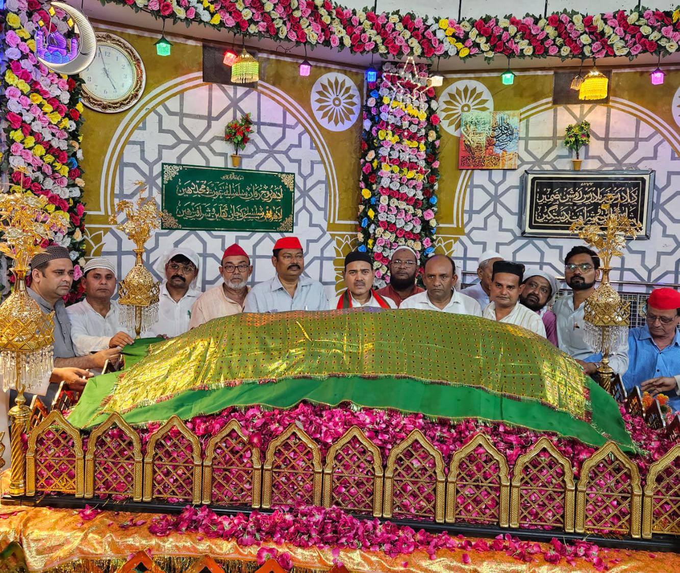 बरेली: समाजवादी पार्टी के राष्ट्रीय अध्यक्ष अखिलेश यादव की ओर से दरगाह पर चादर पेश की