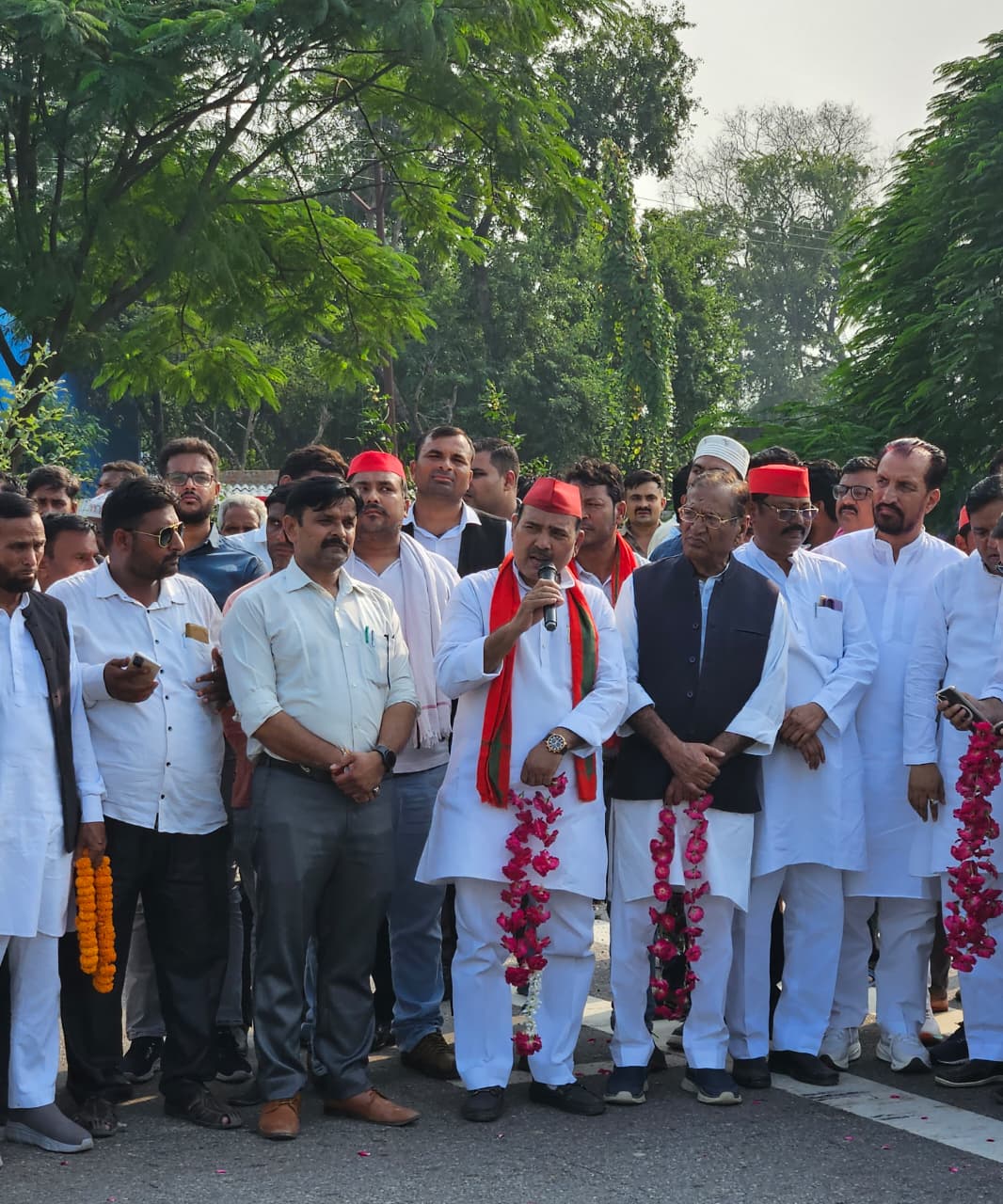 बरेली: सपा नेता आजम खान की रिहाई पर सपाइयों में खुशी की लहर, आतिशबाजी और मिठाइयों के साथ मनाया जश्न