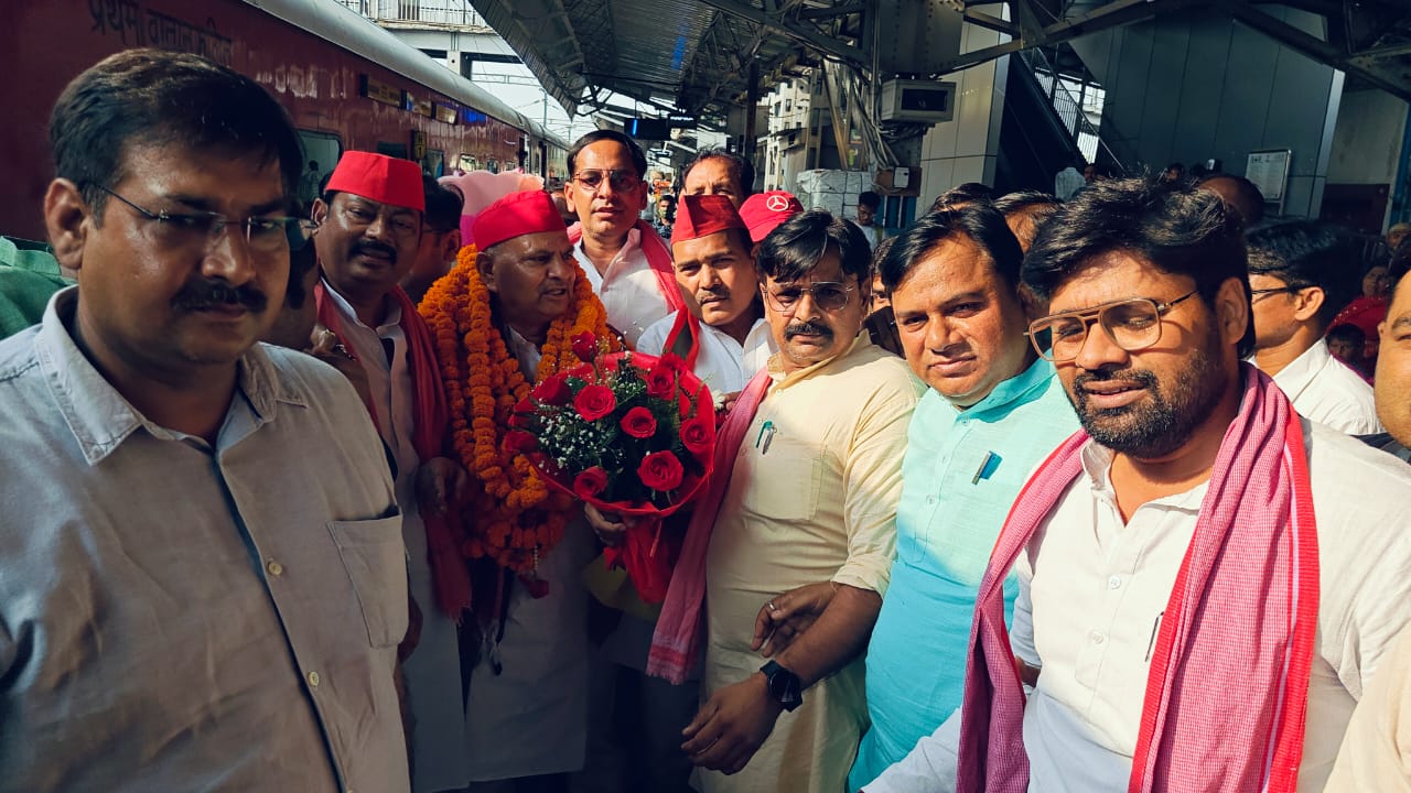 बरेली: सपा नेता नरेश उत्तम पटेल का भव्य स्वागत, कार्यकर्ताओं ने फूल-मालाओं से लाद दिया