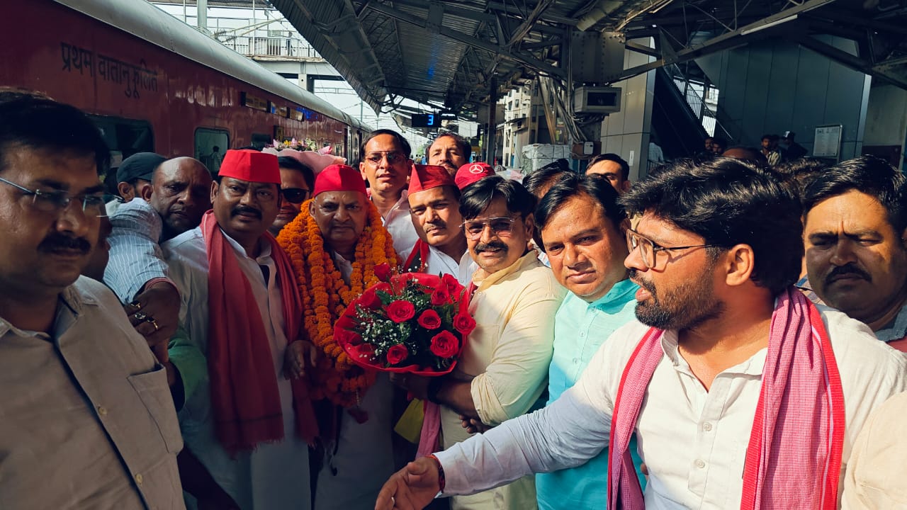 पूर्व प्रदेश अध्यक्ष नरेश उत्तम पटेल का बरेली सपाइयों ने बरेली जंक्शन पर किया स्वागत