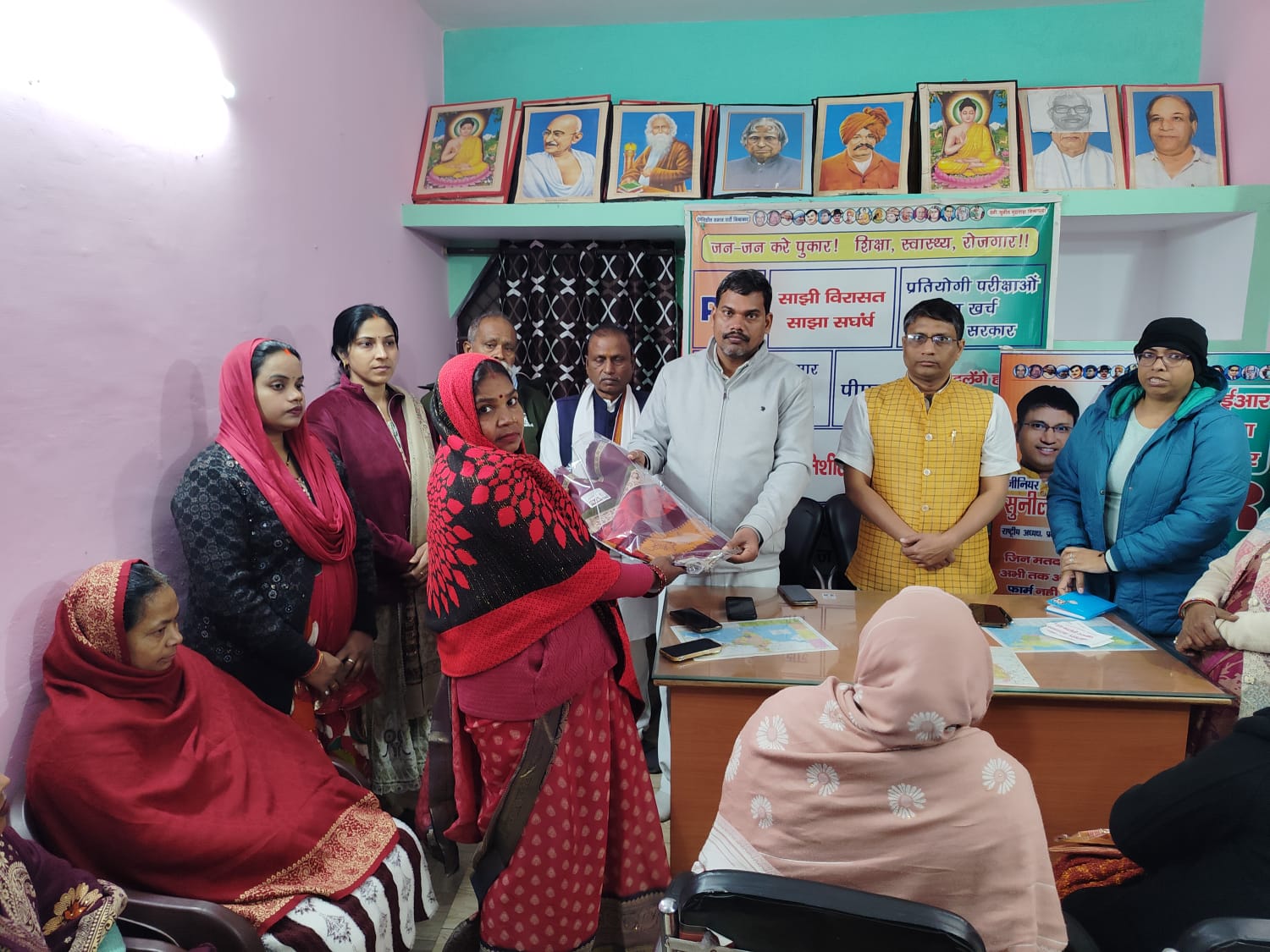 प्रयागराज: माता सावित्रीबाई फुले जयंती पर प्रगतिशील समाज पार्टी महिला मोर्चा ने किया महिलाओं का सम्मान