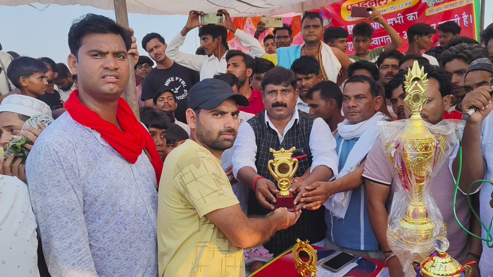 बरेली: एचपीएल क्रिकेट टूर्नामेंट के विजेताओं को सपा नेता डॉ. जीराज यादव ने किया सम्मानित