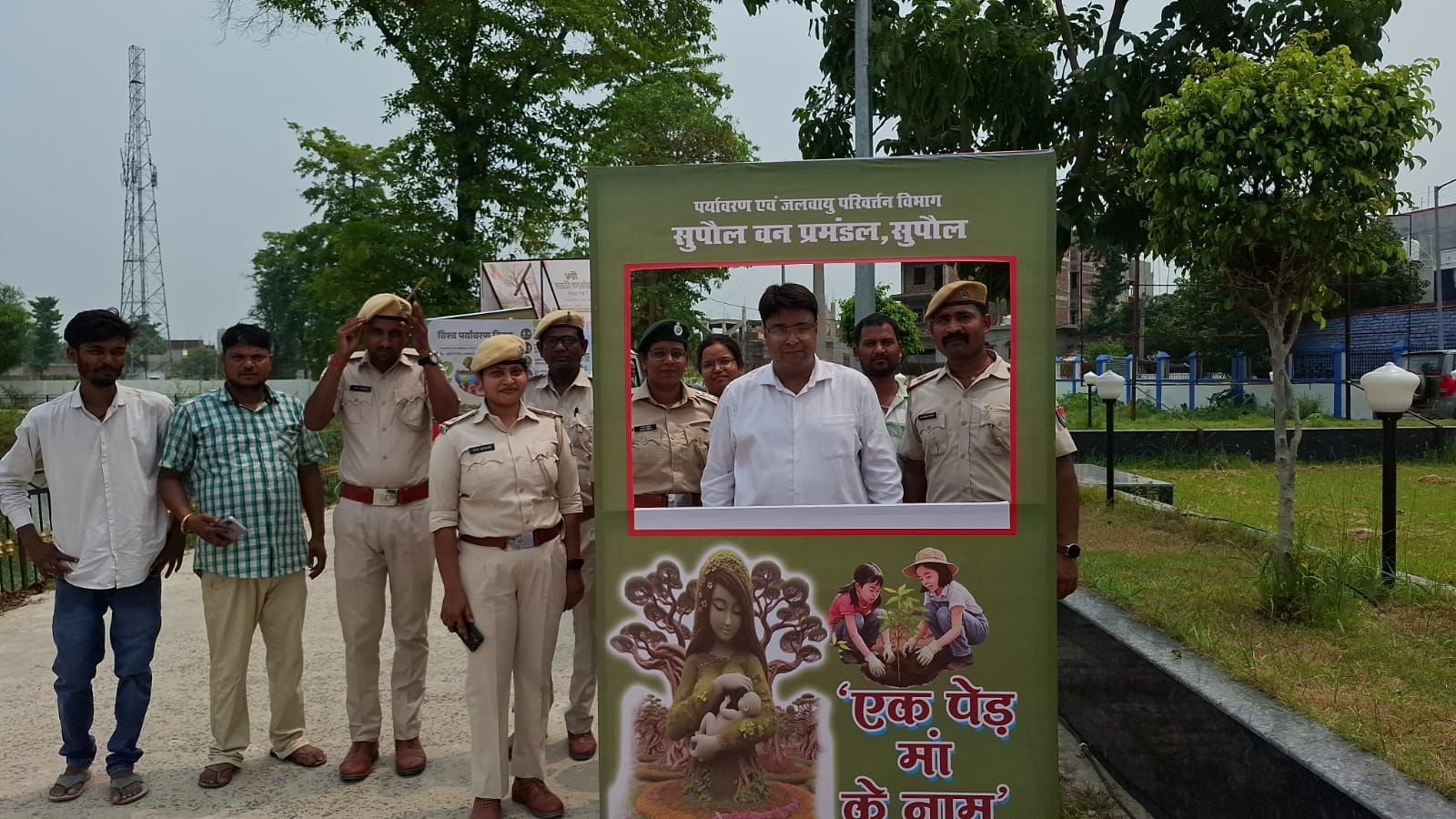 सुपौल में हरित अभियान के तहत लगाए गए 850 पौधे, DM ने पौधरोपण कर पर्यावरण रथ को दिखाई हरी झंड